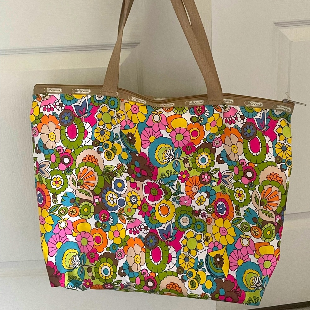 Le Sportsac carry bag. Perfect size bag for the gym, beach or all purpose!